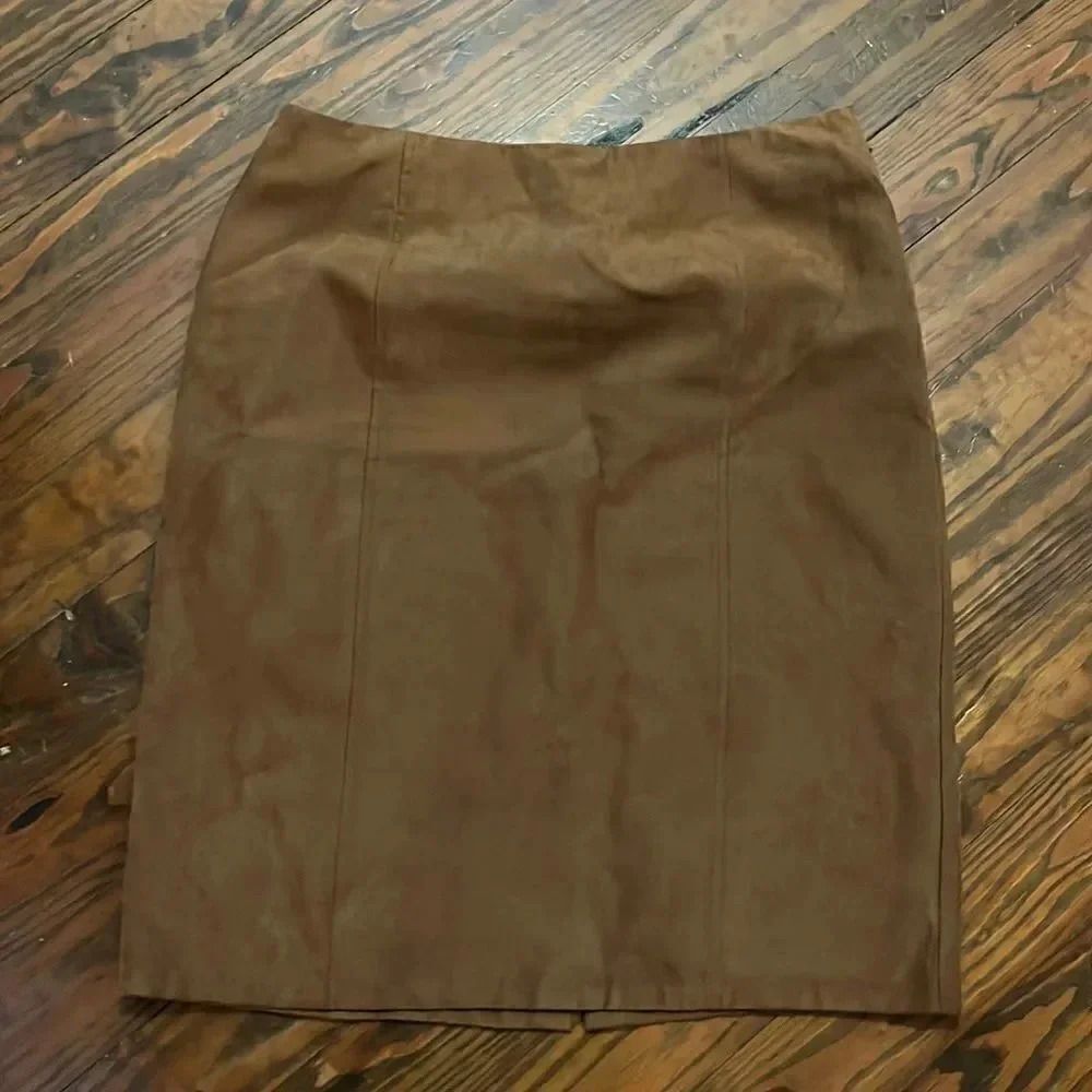 Chicos faux suede polyester skirt side zip size 1 (Chicos sizing)